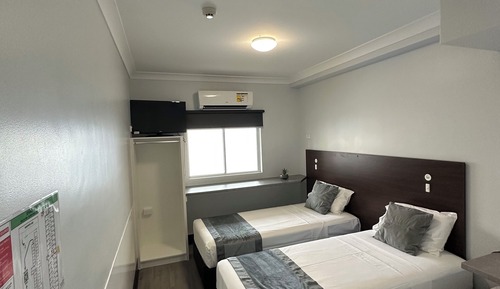Habitación básica con 2 camas individuales