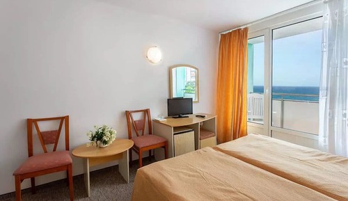 Habitación con 1 cama doble o 2 individuales, vistas parciales al mar