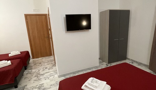 Habitación familiar, varias camas, baño privado, vistas a la ciudad