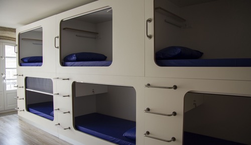 Dormitorio compartido básico, varias camas