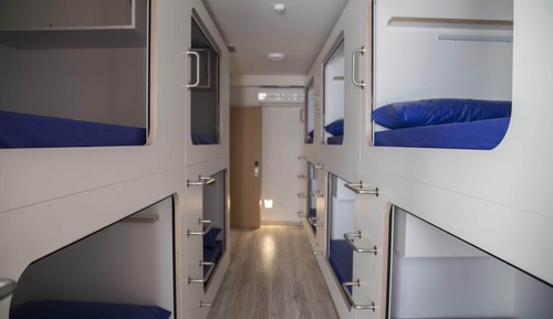 Dormitorio compartido básico, varias camas
