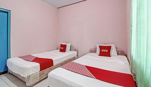 Habitación básica con 2 camas individuales