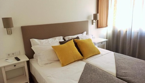 Habitación básica con 2 camas individuales