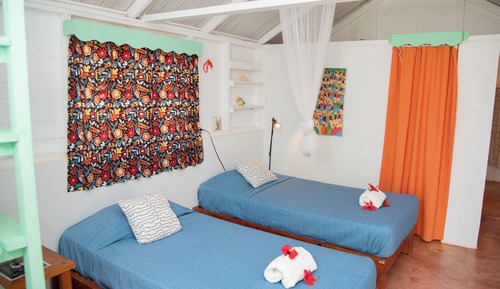 Habitación básica con 2 camas individuales