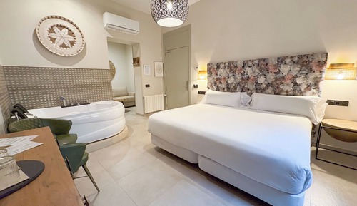 Habitación familiar, 1 cama de matrimonio grande con sofá cama, bañera de hidromasaje