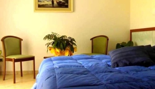 Habitación básica con 1 cama doble o 2 individuales, balcón