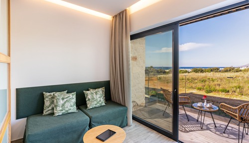 Suite junior, vistas parciales al mar