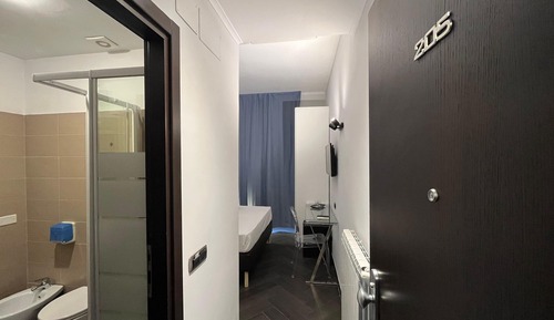 Habitación básica con 1 cama doble o 2 individuales