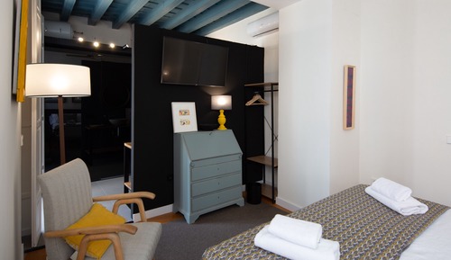 Habitación superior con 1 cama doble o 2 individuales, baño privado