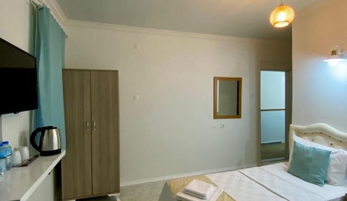 Habitación básica con 2 camas individuales