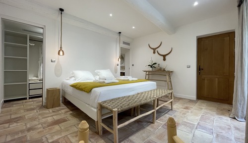 Habitación romántica doble, 1 cama de matrimonio grande, acceso a la piscina, vistas al jardín