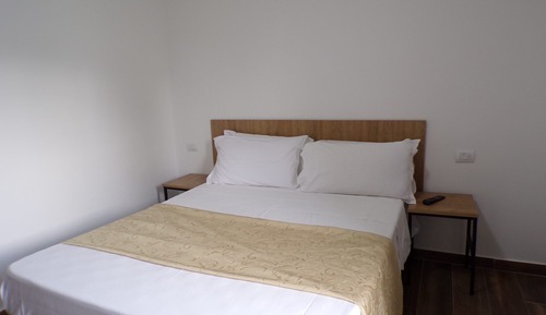 Habitación básica con 1 cama doble o 2 individuales