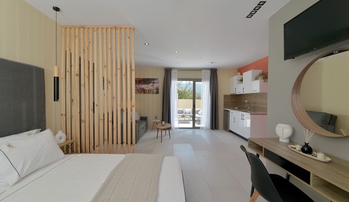 Habitación doble superior, 1 cama doble con sofá cama, vistas a la montaña, planta baja