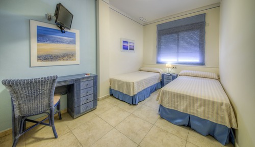 Habitación básica con 2 camas individuales