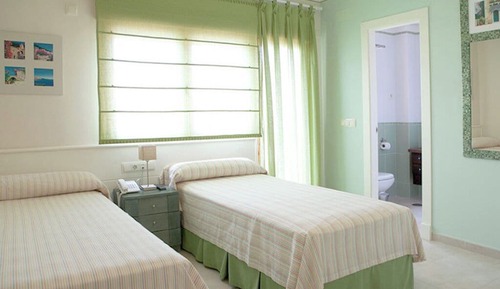 Habitación estándar con 1 cama doble o 2 individuales, vistas parciales al mar