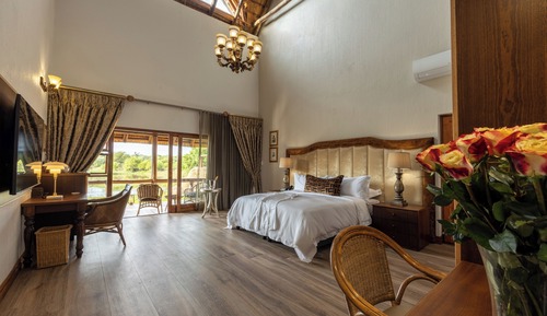 Habitación de lujo doble, 1 cama de matrimonio grande, vistas a la piscina, junto al lago