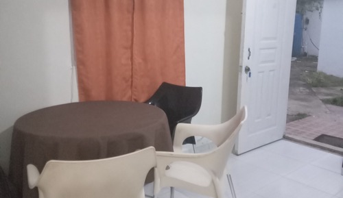 Habitación básica con 2 camas individuales