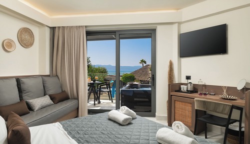 Deluxe Room with Outdoor Hot Tub