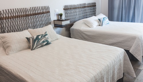 Habitación Deluxe doble, 2 camas de matrimonio, baño privado, vistas a la playa