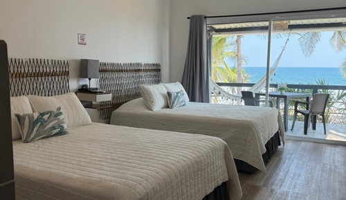 Habitación Confort doble, 2 camas dobles, baño privado, vistas a la playa