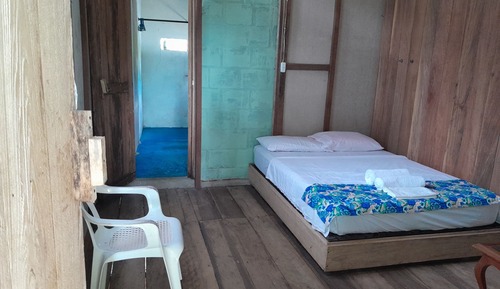 Habitación tradicional doble, 1 cama doble, baño privado, vistas parciales al mar