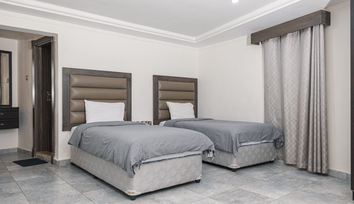Habitación básica con 2 camas individuales