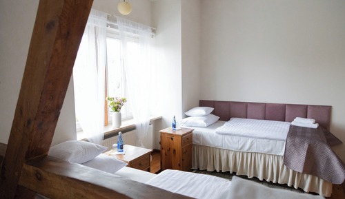 Habitación básica con 2 camas individuales