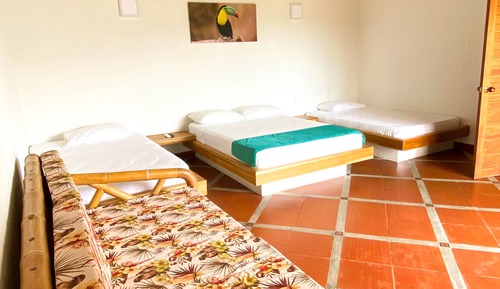 Habitación familiar, varias camas, vistas al jardín