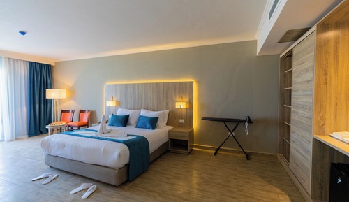 Family Room, 2 Bedrooms