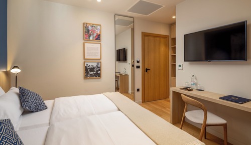 Habitación superior con 1 cama doble o 2 individuales, balcón