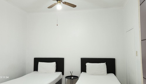 Habitación básica con 2 camas individuales