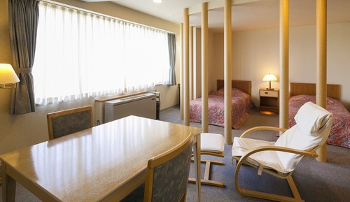 Habitación básica con 2 camas individuales