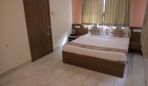 Super Deluxe with Bathtub