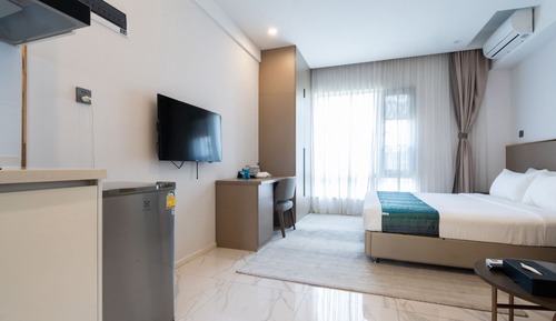 Estudio básico, 1 cama de matrimonio grande, vistas al jardín