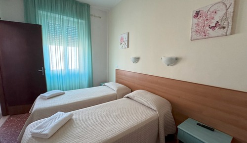 Habitación económica, 2 camas individuales, vistas parciales al mar