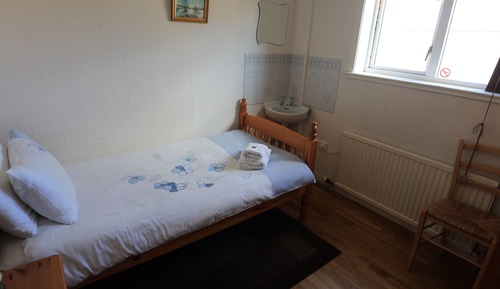Habitación básica con 2 camas individuales