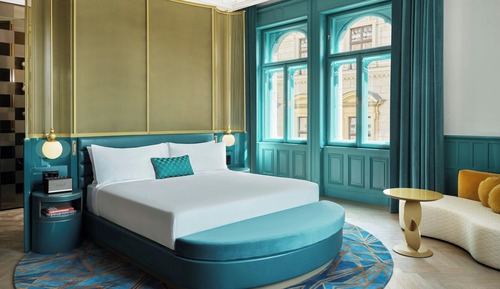 Cool Corner Suite, City View