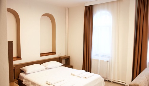 Habitación Confort doble, 1 cama de matrimonio grande con sofá cama, vistas al jardín