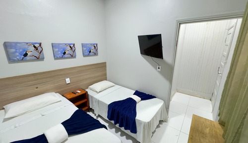 Habitación básica con 2 camas individuales