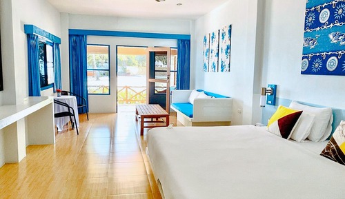 Deluxe Beachfront Suite