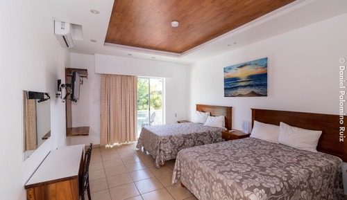 Habitación clásica doble, 2 camas dobles, no fumadores, vistas parciales al mar