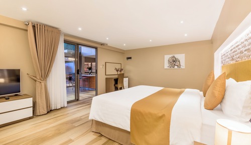 Villa Elite, servicio de Concierge, junto a la piscina