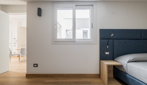 Apartamento económico, 1 habitación, baño privado, en esquina