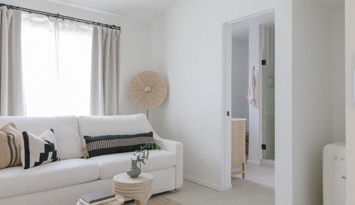 Suite, 1 cama de matrimonio grande con sofá cama, bañera de hidromasaje, en esquina