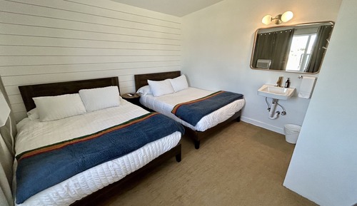 Habitación básica, 2 camas de matrimonio, baño compartido