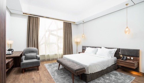 Habitación doble superior, 1 cama doble, baño privado, vistas a la ciudad