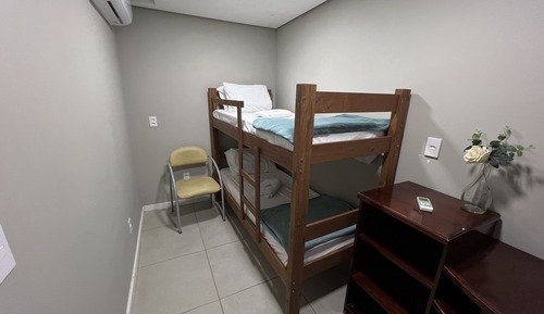 Habitación básica con 2 camas individuales
