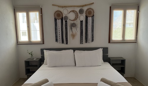 Suite junior, cocina, vistas a la piscina