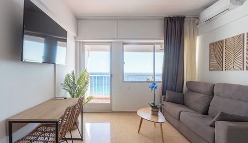 Estudio básico, vistas al mar
