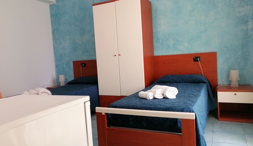 Habitación básica con 1 cama doble o 2 individuales, 1 cama doble